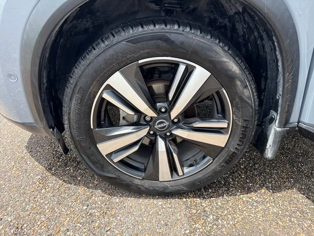 Used 2022 Gray Nissan Platinum image 16