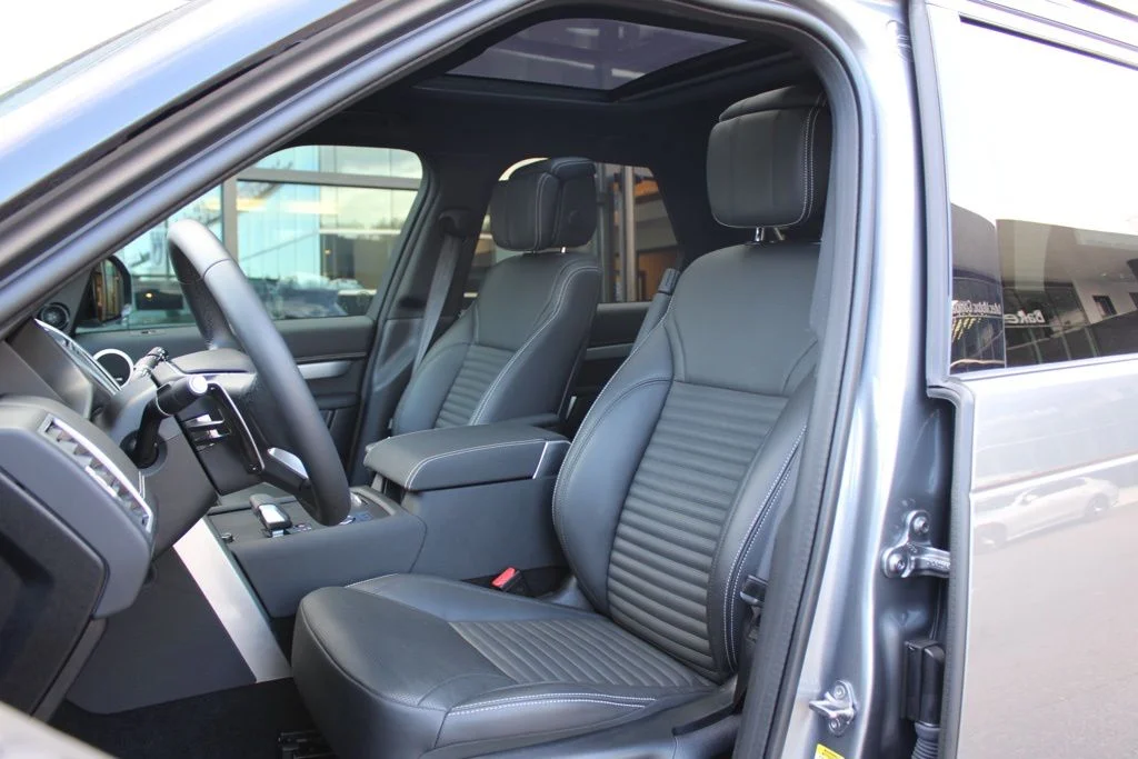 Used 2025  Land Rover Dynamic SE image 6