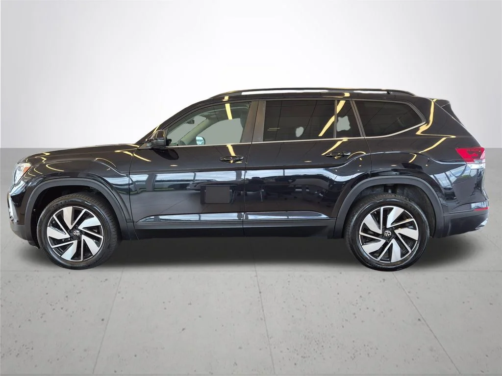 Used 2025 Black Volkswagen 2.0T SE w/Technology image 11