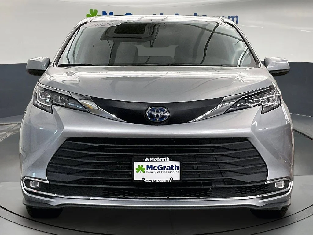 Used 2021 Silver Toyota XLE image 5