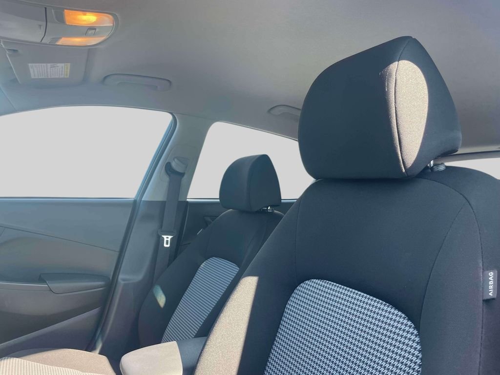 Used 2022 Green Hyundai SE image 19