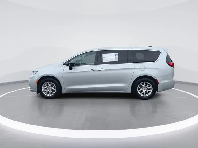 Used 2024 Silver Chrysler Touring L image 5
