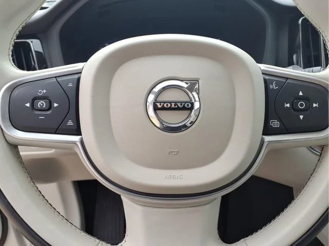 Used 2022  Volvo Momentum image 15