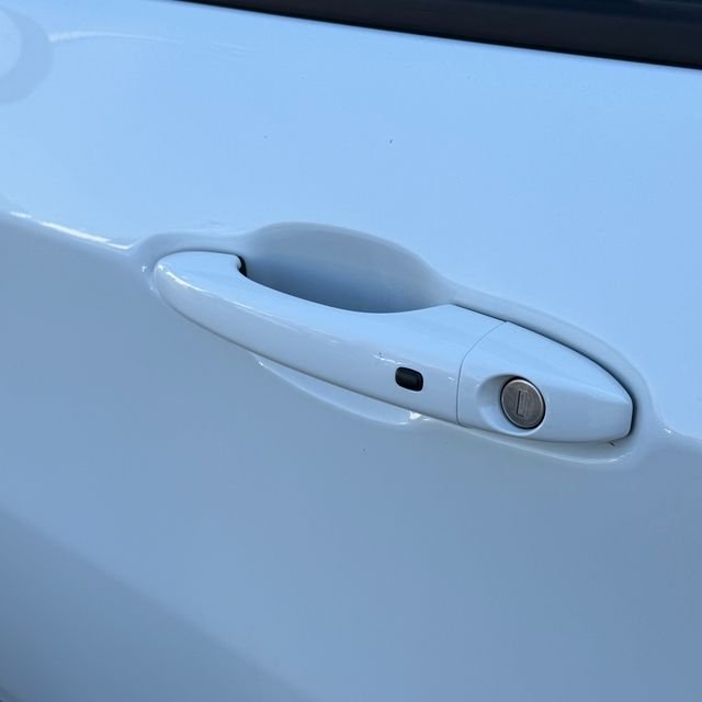 Used 2024 White Jeep Latitude image 10
