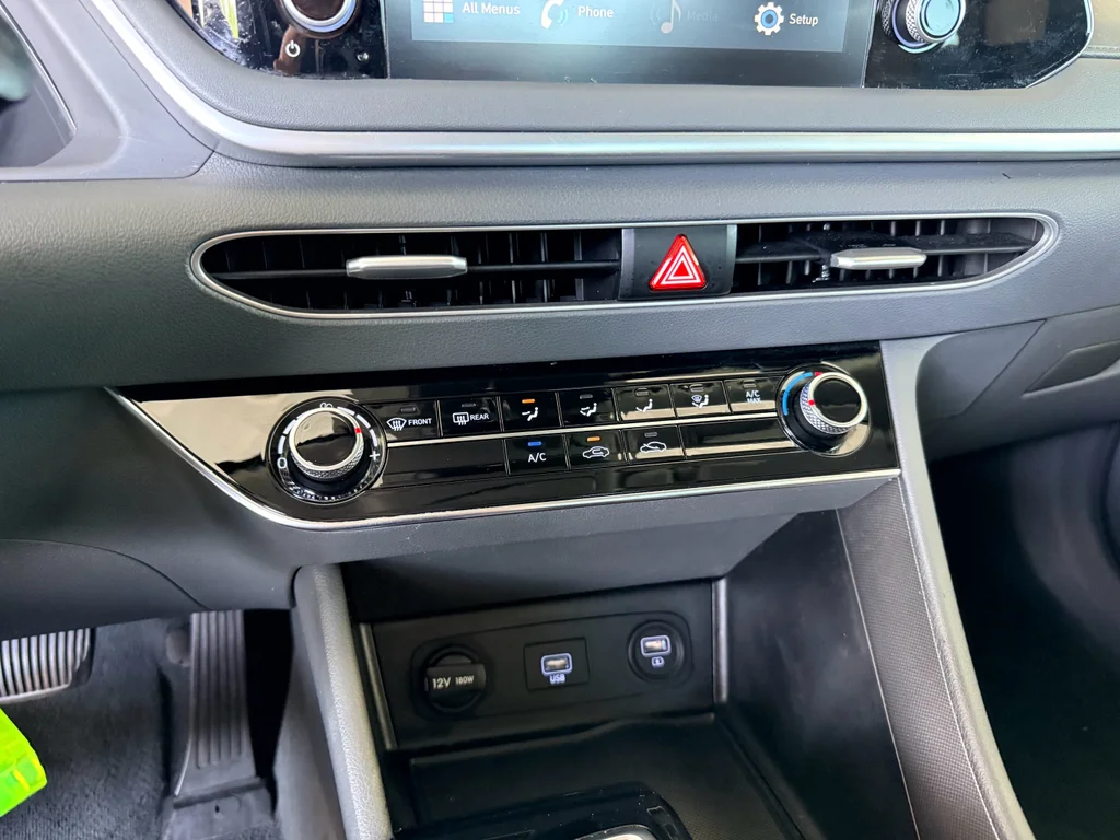 Used 2022 Phantom Black Hyundai SE image 19