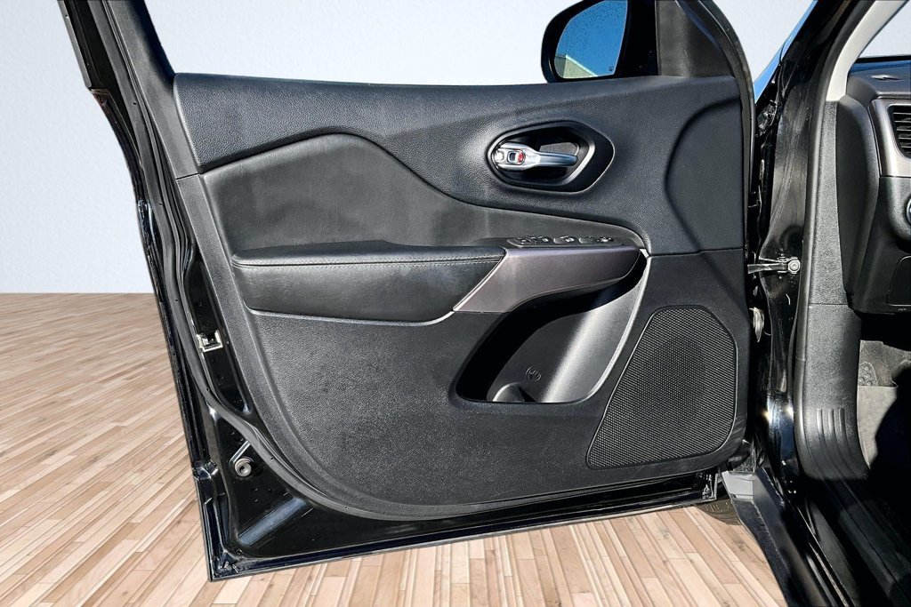 Used 2022 Black Jeep Latitude Lux image 16