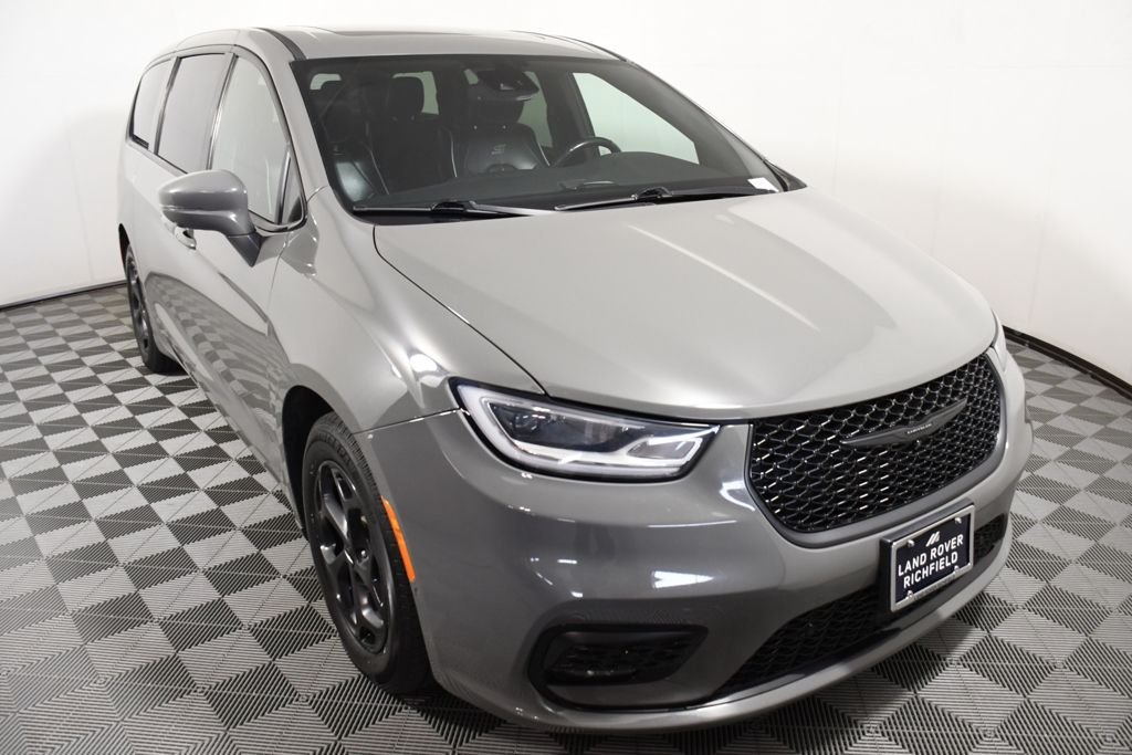 Used 2022 Ceramic Gray Clearcoat Chrysler Limited image 9