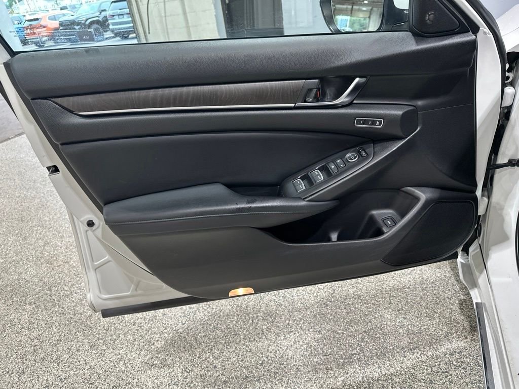 Used 2018 Platinum White Pearl Honda Touring image 11