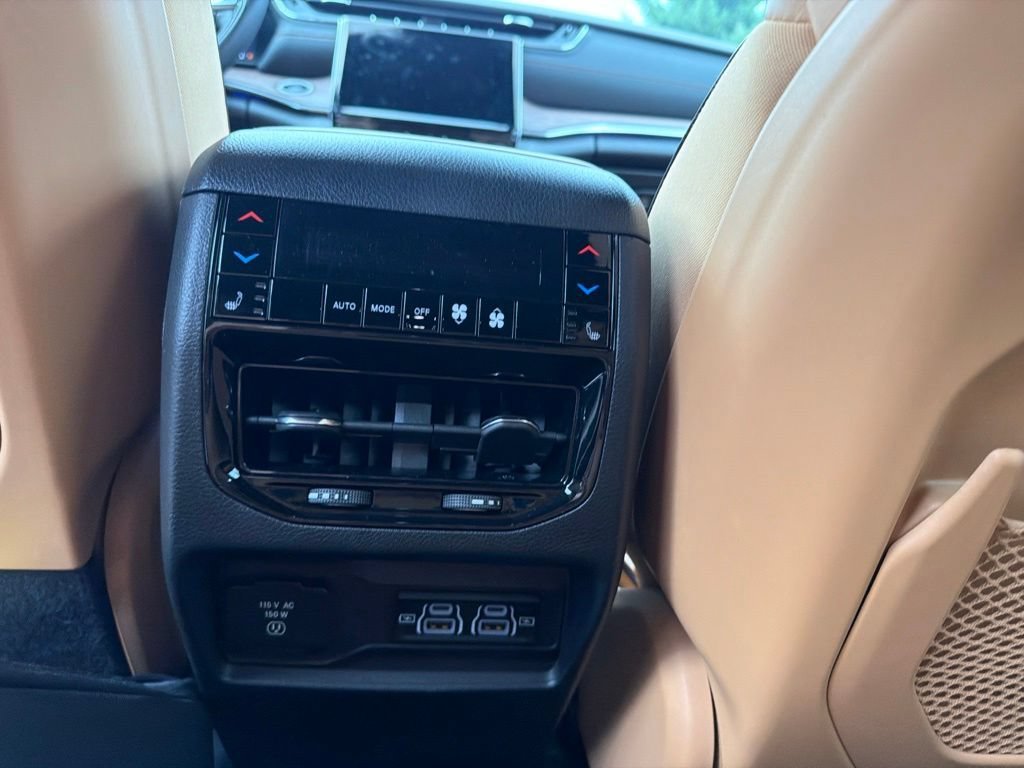 Used 2022 Diamond Black Jeep Summit image 11