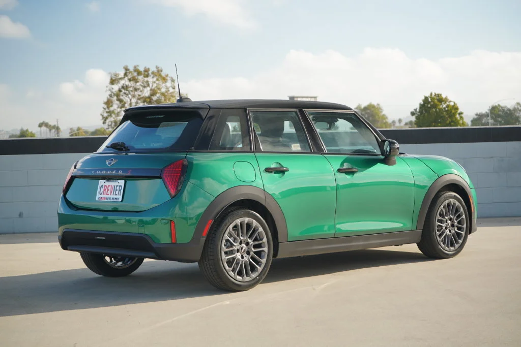 New 2026 Green MINI Signature Plus image 5