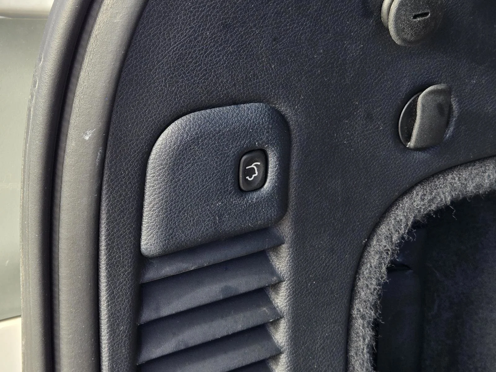 Used 2017 Ivory 3-Coat Jeep Overland image 13