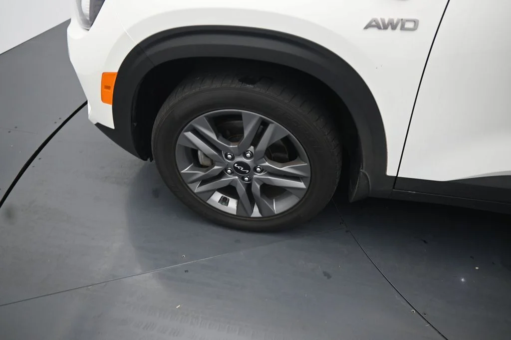 Used 2022 White Kia LX image 16