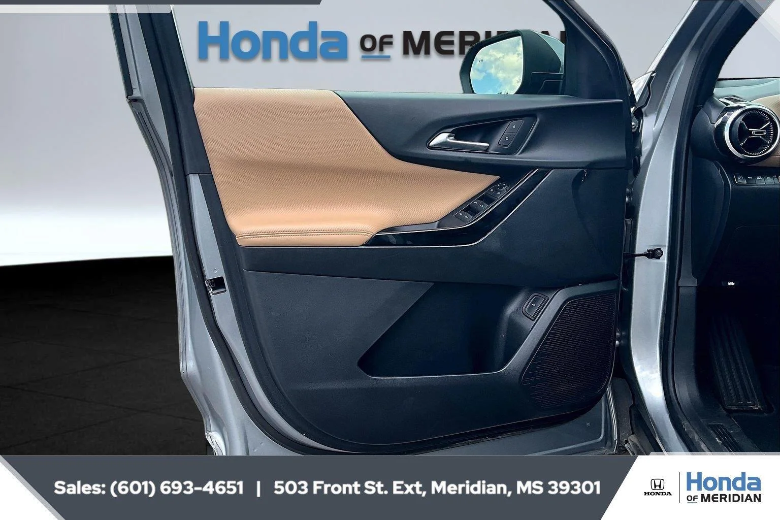 Used 2025 Sterling Gray Metallic Chevrolet AWD ACTIV image 17