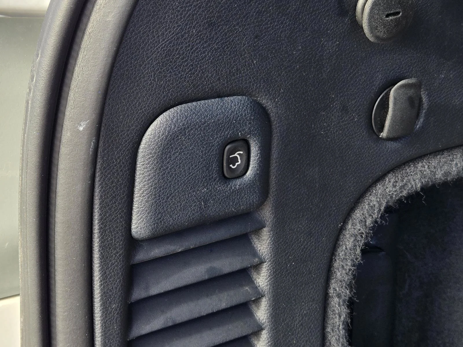 Used 2017 Ivory 3-Coat Jeep Overland image 13