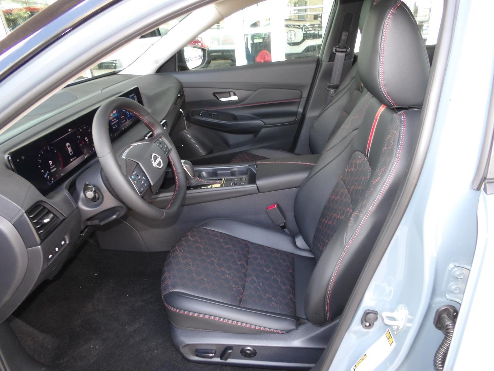 New 2026 Atlantic Gray Metallic / Super Black Two-tone Nissan SR image 16