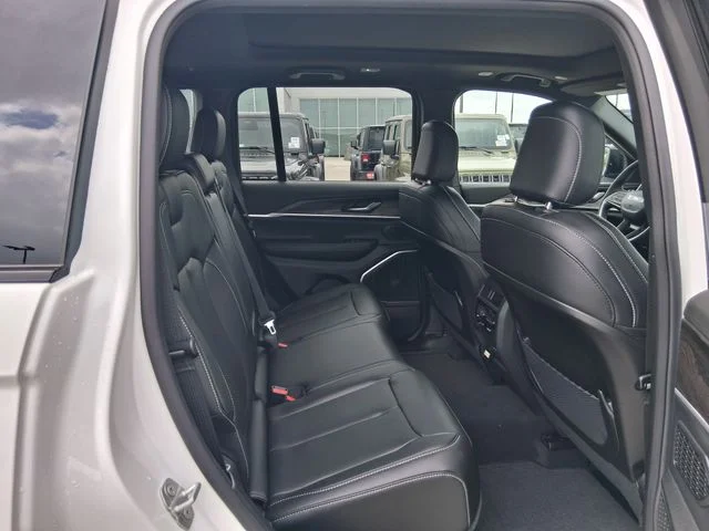 New 2026 Bright White Clear-Coat Exterior Paint Jeep Limited image 23