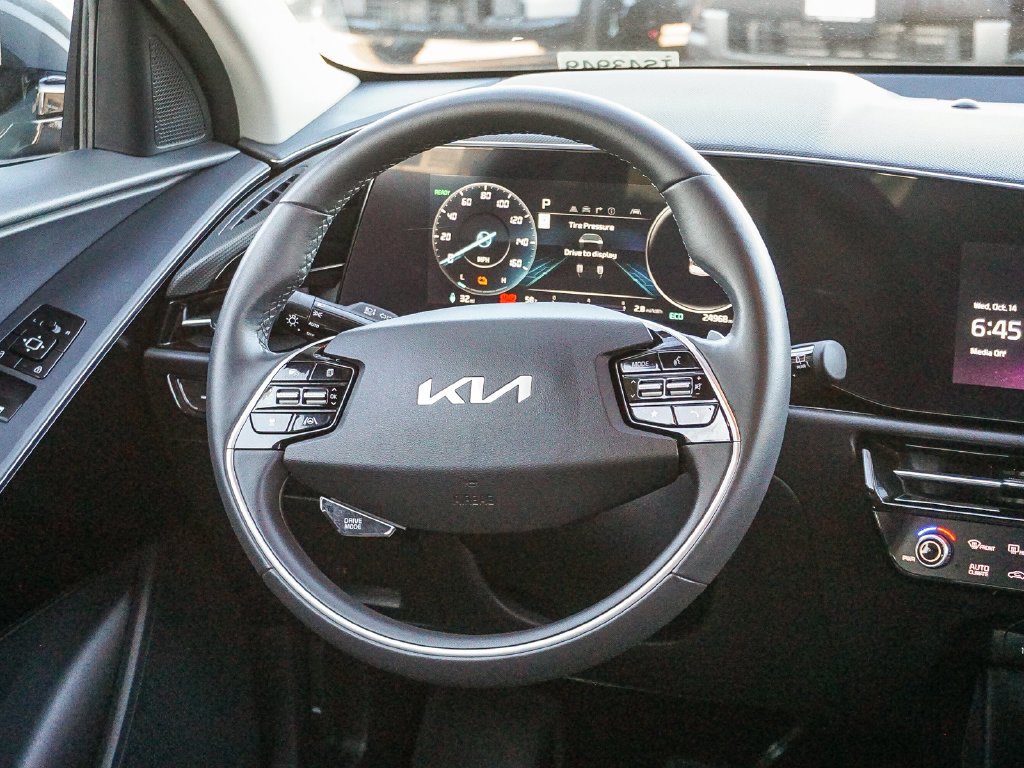 Used 2023 Gray Kia Wind image 17