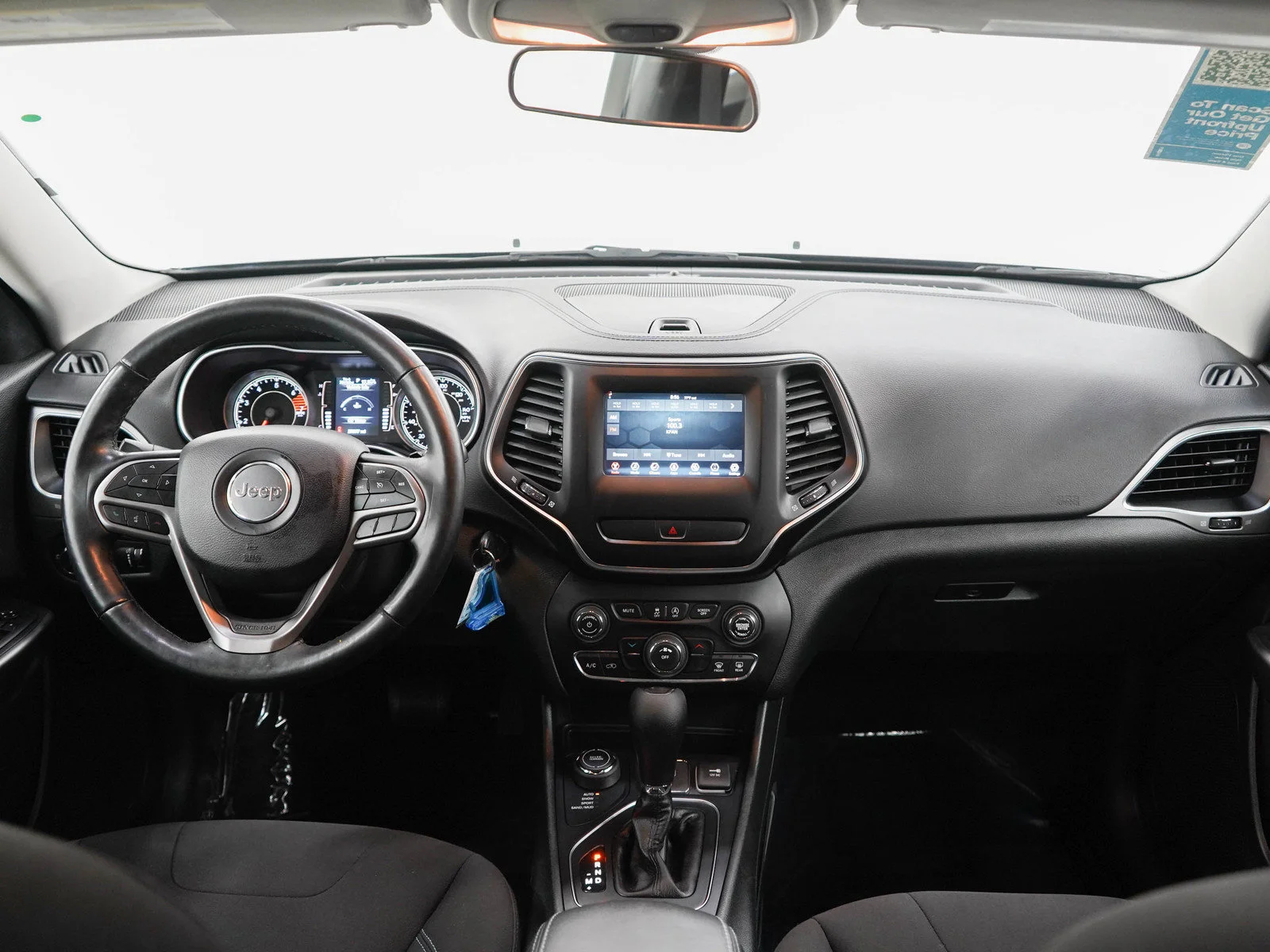 Used 2019  Jeep Latitude image 13