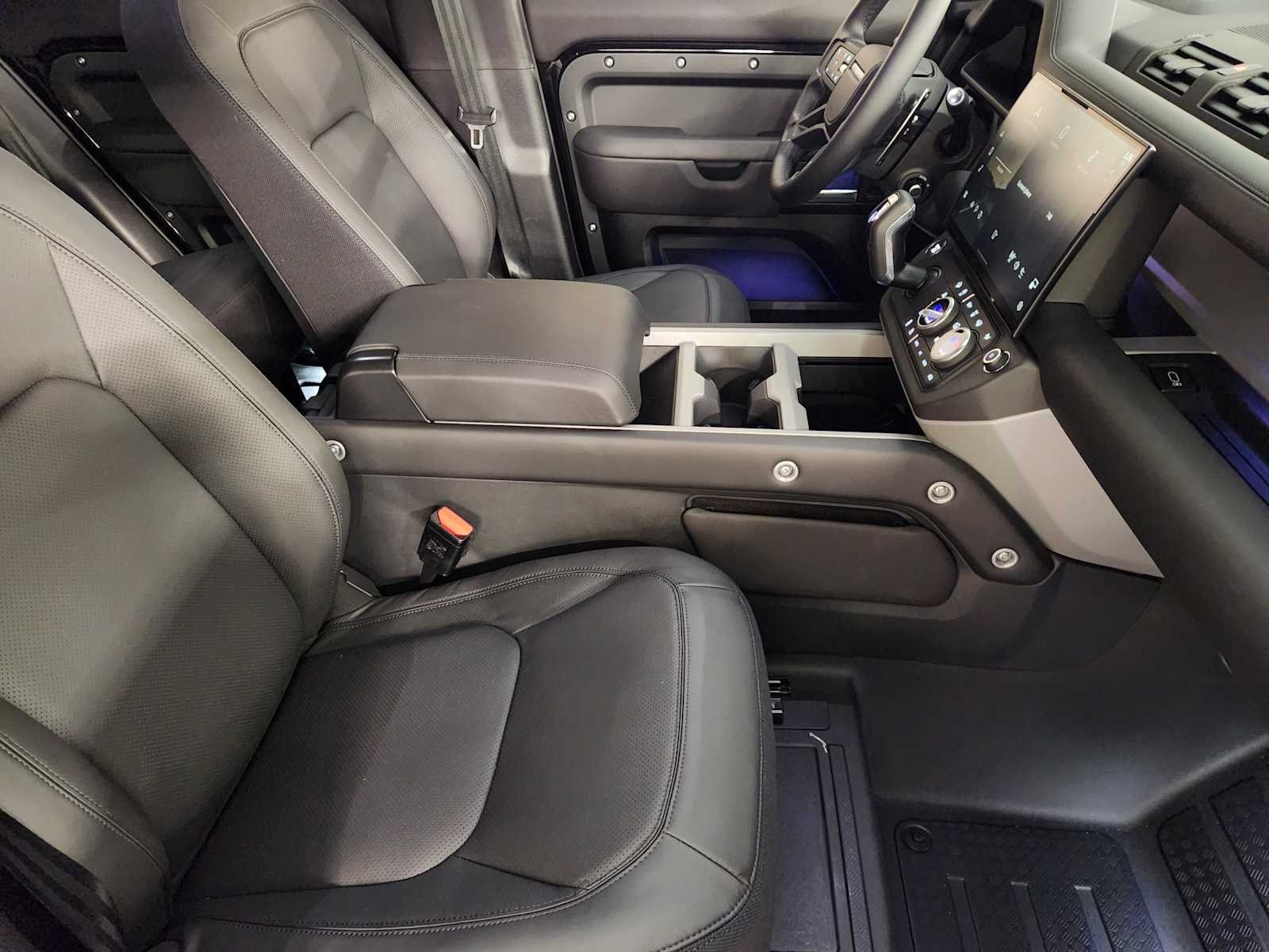2026 Land Rover Defender V8 - Photo 3