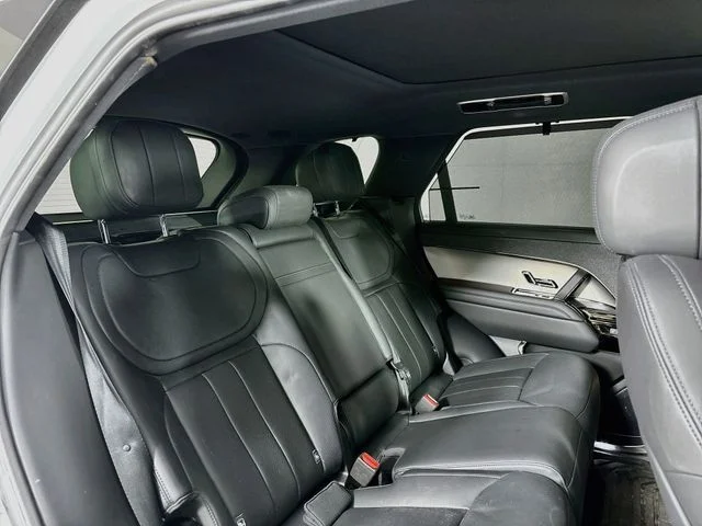 Used 2025 White Land Rover SE image 25
