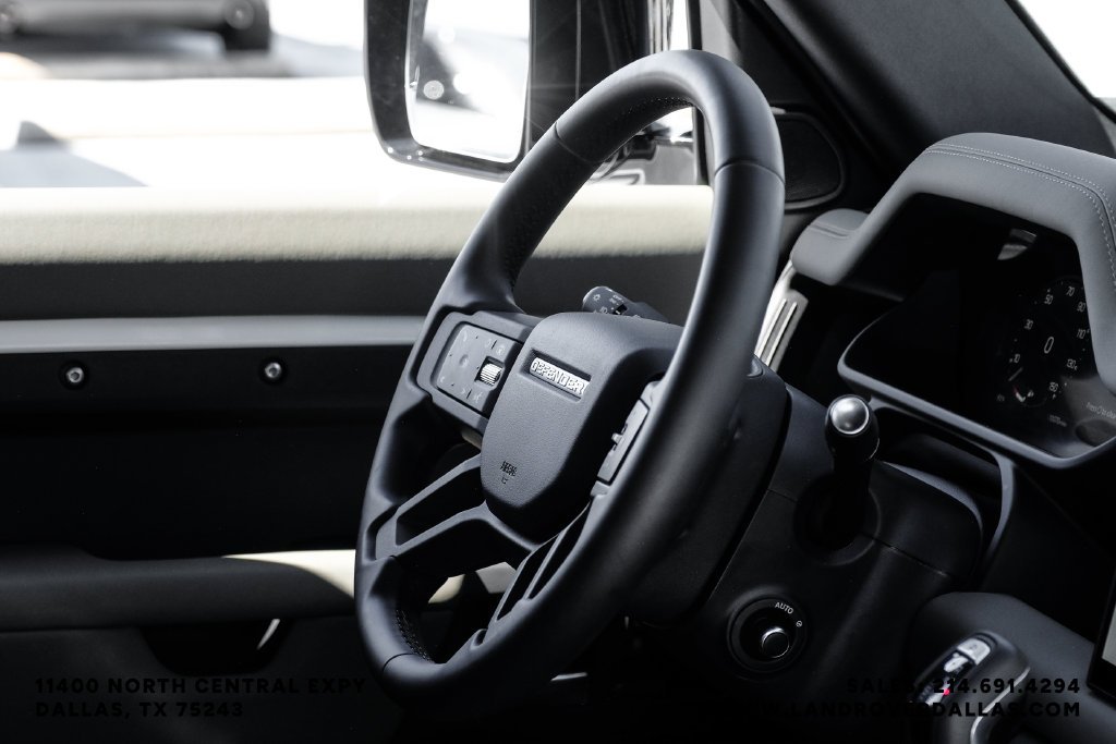 Used 2025 White Land Rover X-Dynamic SE image 18