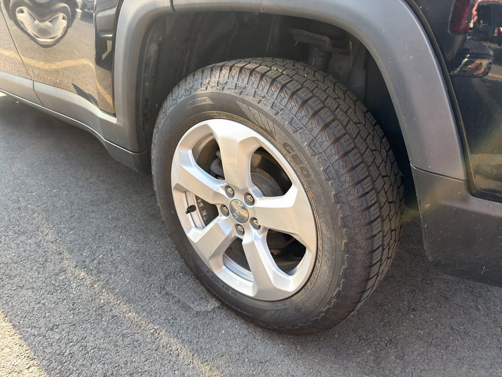 Used 2019 Diamond Black Crystal Pearlcoat Jeep Latitude image 7