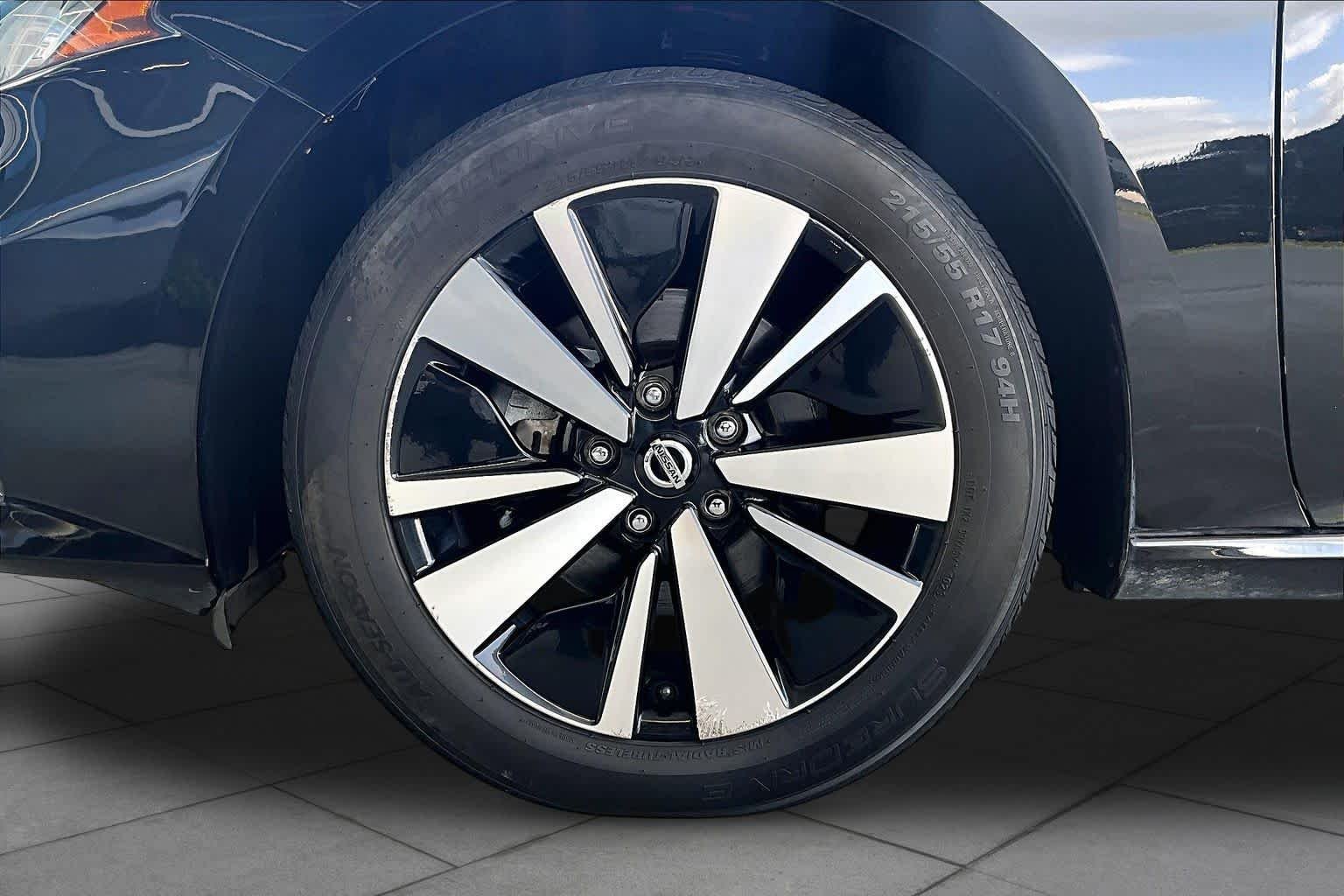 Used 2021 Super Black Nissan 2.5 SV image 11