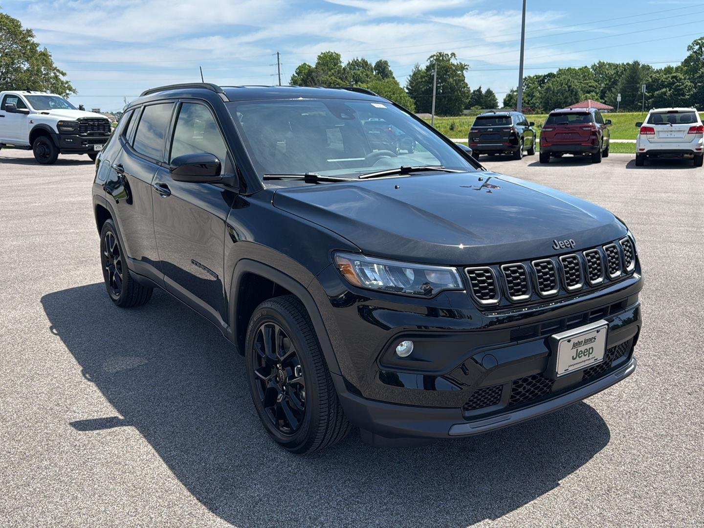 New 2026 Diamond Black Crystal Pearl-Coat Exterior Paint Jeep Latitude Altitude image 2