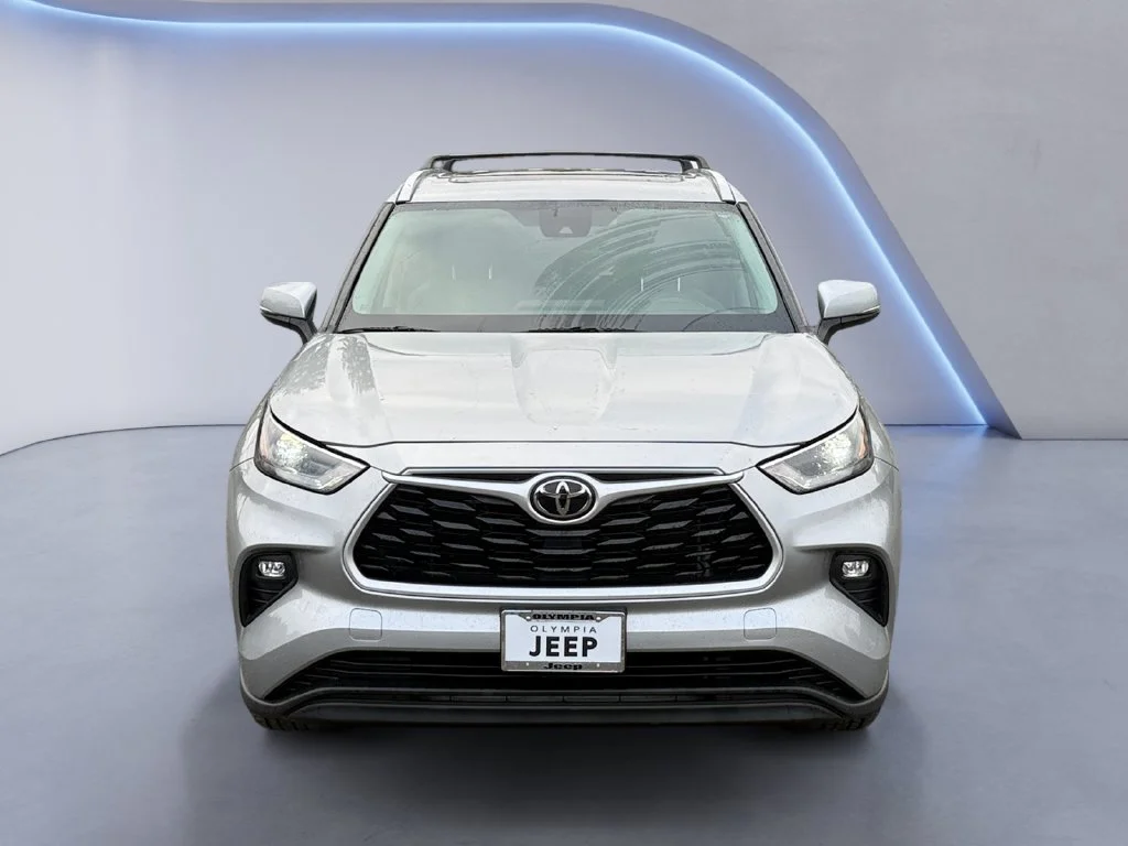 Used 2022 Silver Toyota XLE image 9