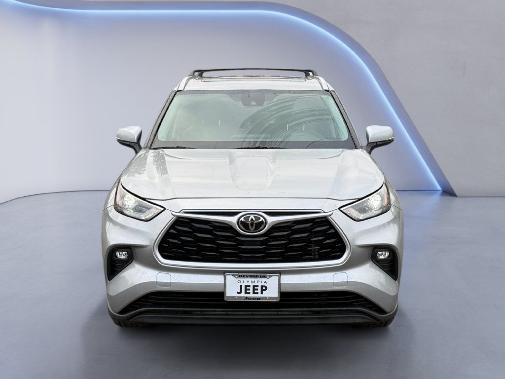 Used 2022 Silver Toyota XLE image 9