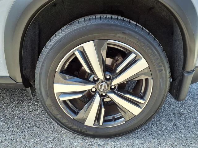 Used 2022 Gray Nissan Platinum image 20