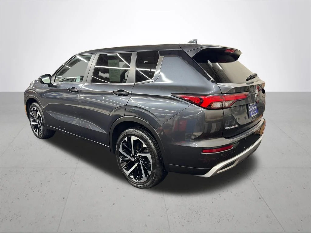 Used 2024 Gray Mitsubishi SE image 4