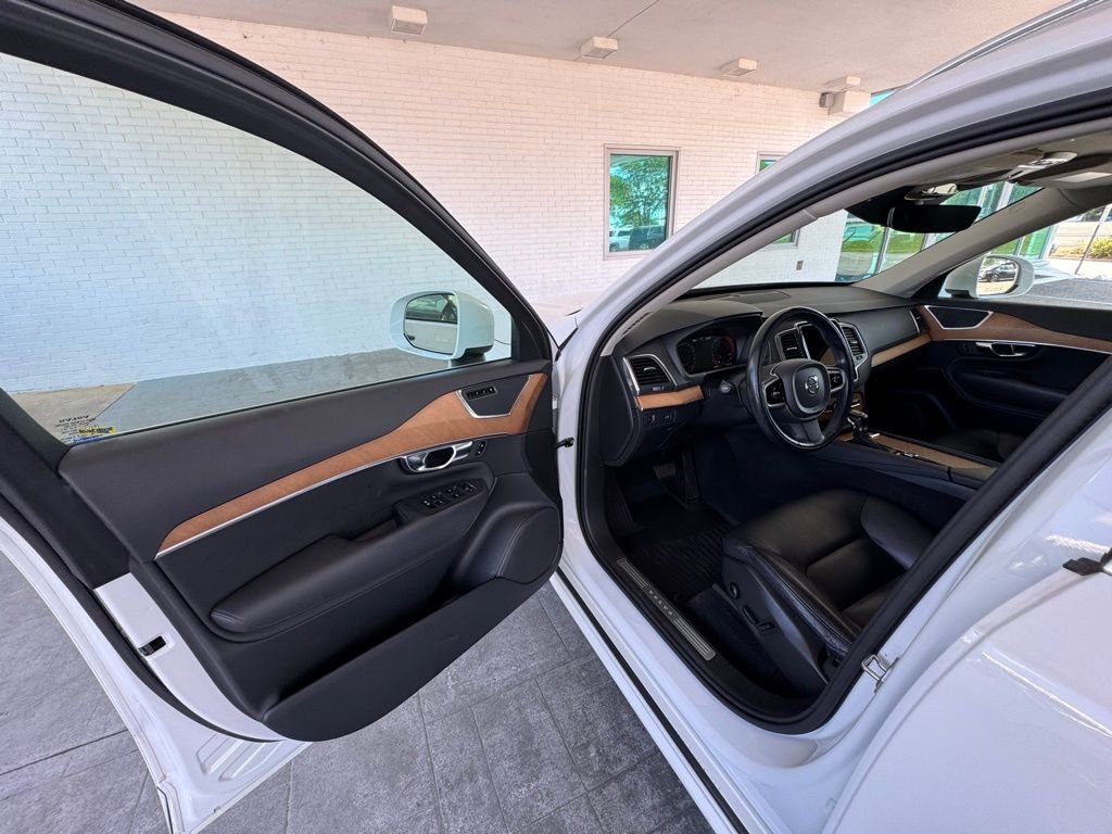 Used 2021  Volvo T6 Momentum image 10