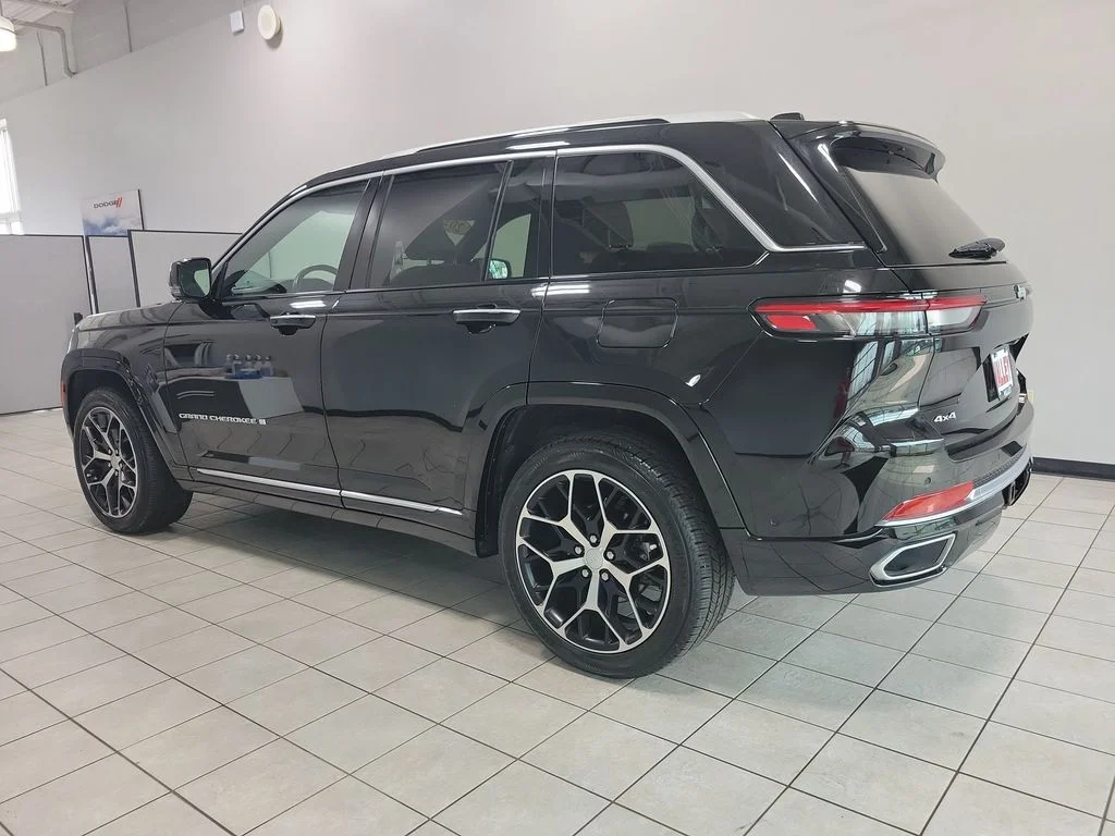 Used 2022 Black Jeep Summit Reserve image 9