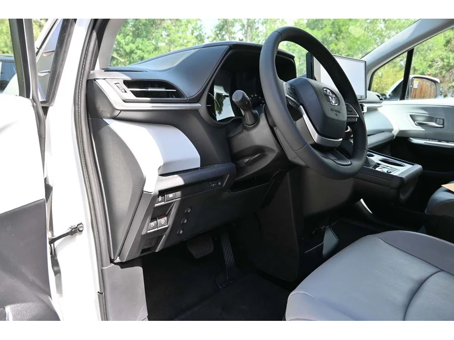 New 2025 WHITE Toyota XLE Mobility Handicap Van image 30