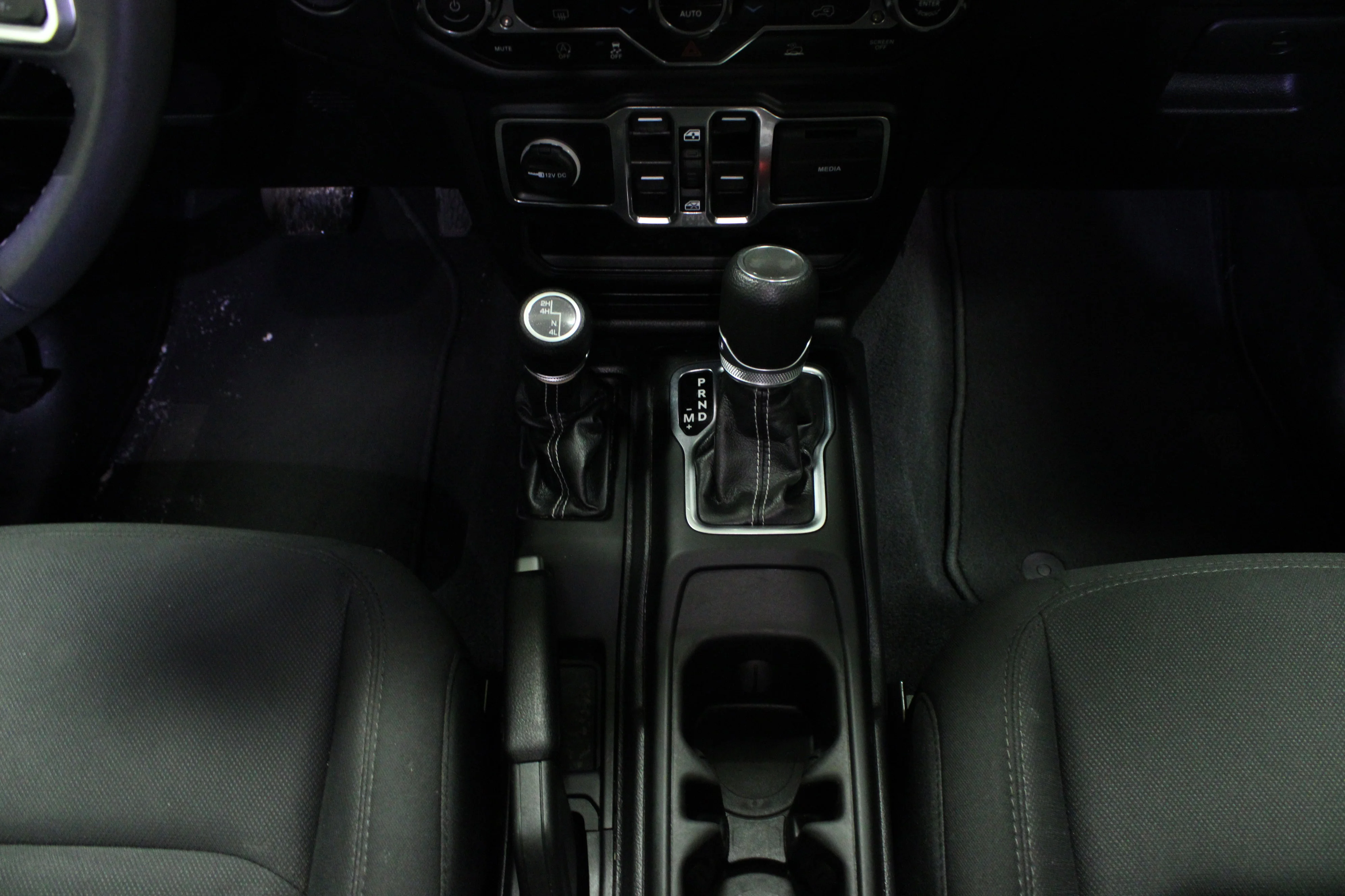 Used 2023 High Velocity Clearcoat Jeep Sahara image 19