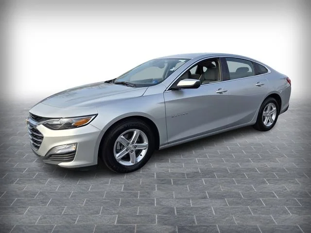 Used 2022 Silver Ice Metallic Chevrolet FL image 3