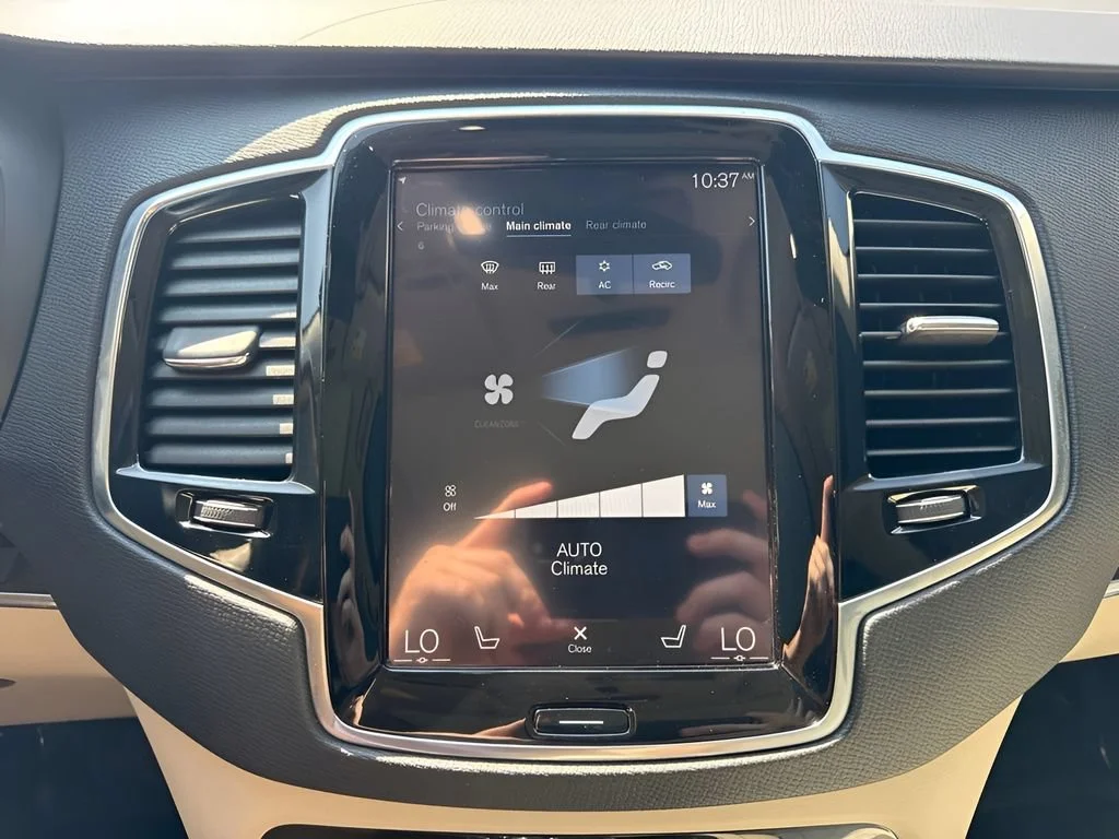 Used 2018  Volvo Momentum image 21