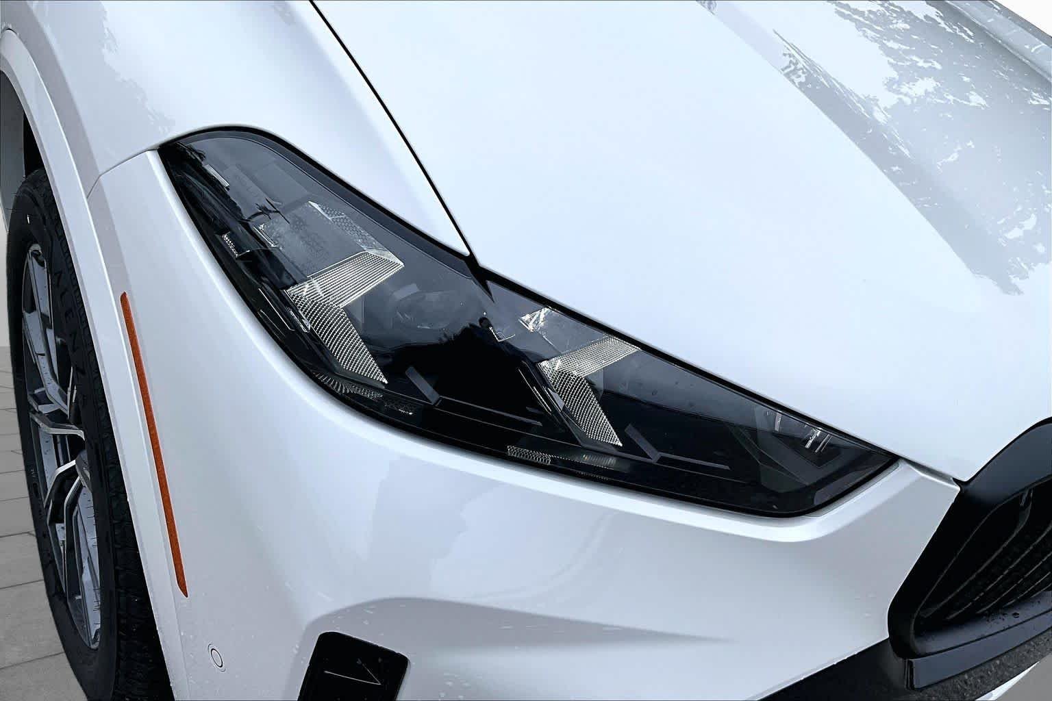 New 2026 Mineral White Metallic BMW xDrive40i image 13