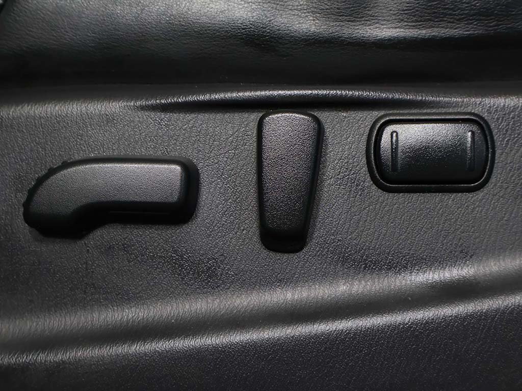 Used 2019 White Nissan SL image 31