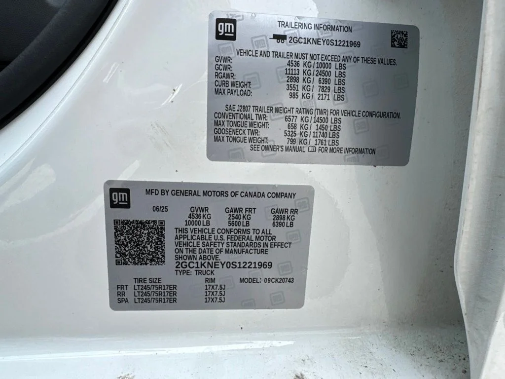 Used 2025 Summit White Chevrolet LT image 14