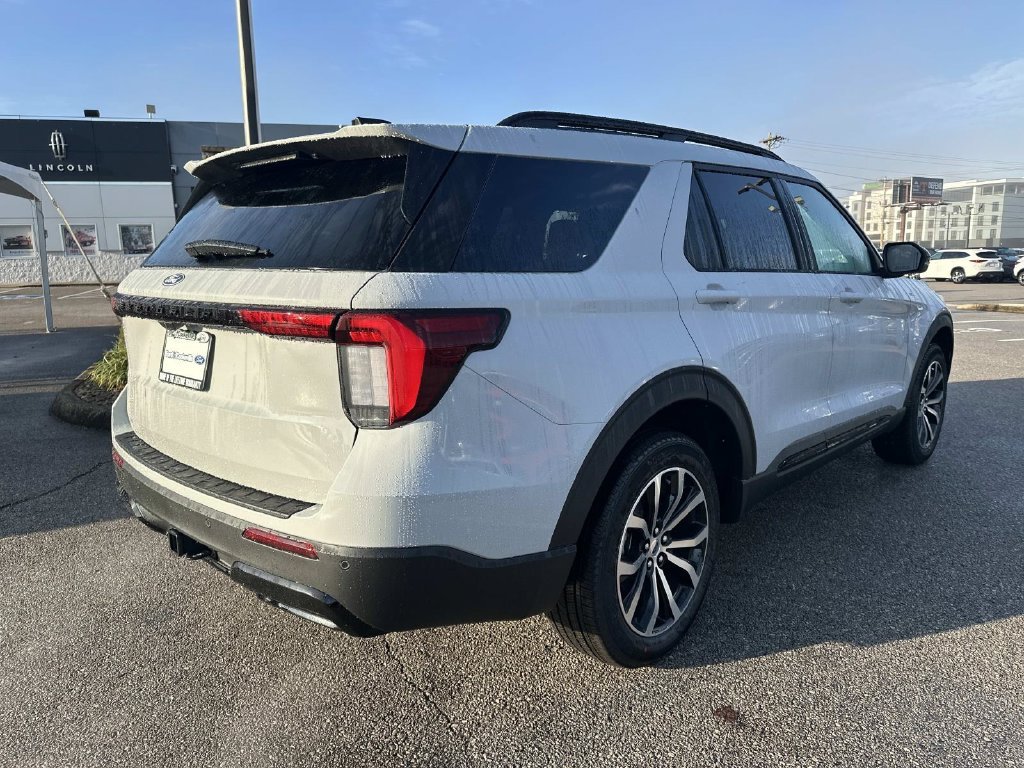 New 2027 Avalanche Gray Ford ST-Line image 4