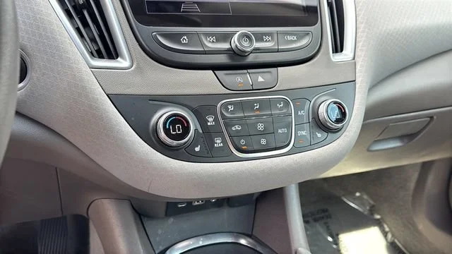 Used 2025 Summit White Chevrolet 1LT image 30