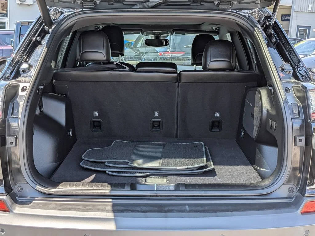 Used 2021 Black Jeep Latitude Lux image 8