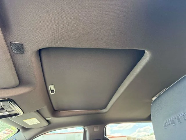 Used 2025 White GMC AT4 image 37