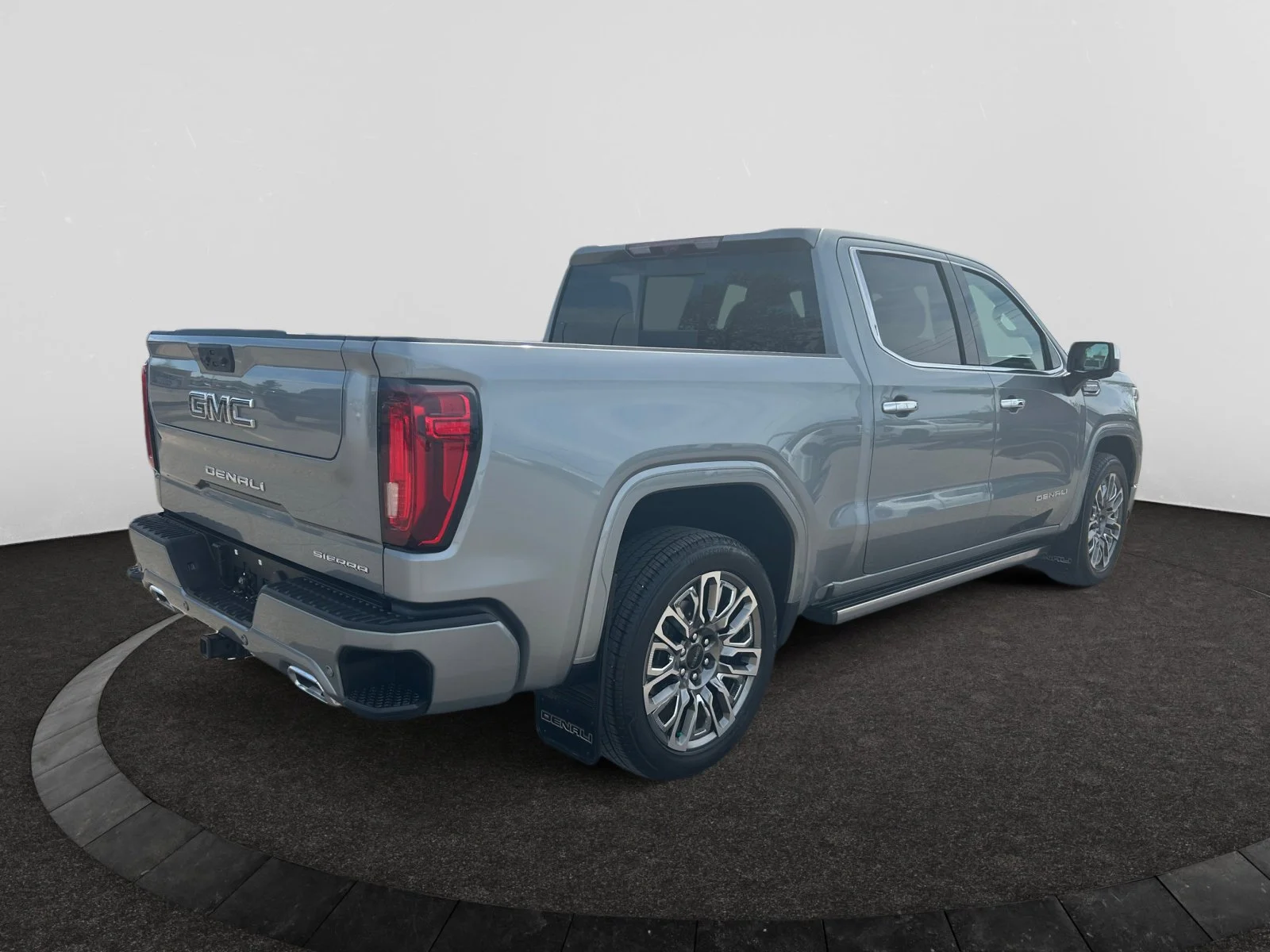Used 2025 Silver GMC Denali Ultimate Crew Cab image 5