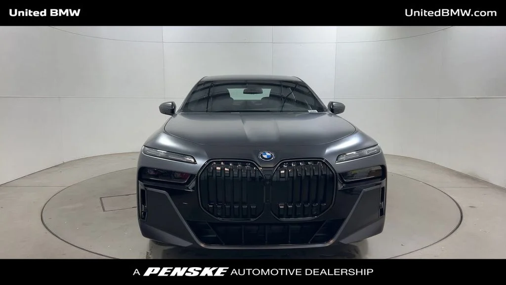 2026 BMW 7 Series 750e - Photo 3