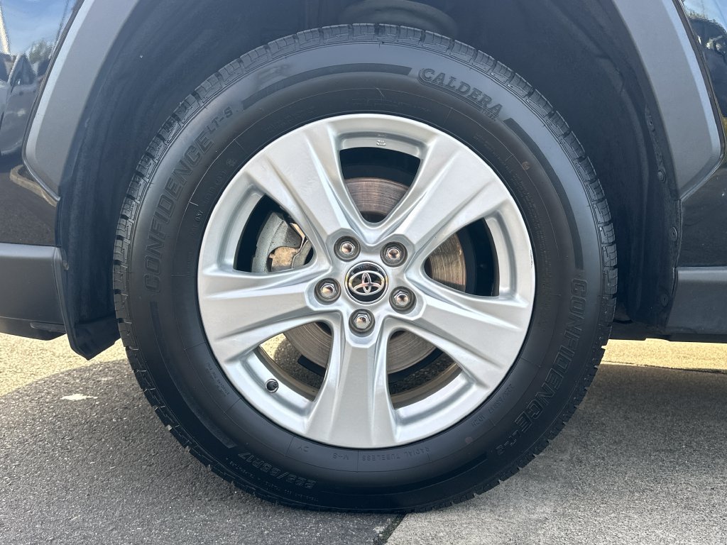 Used 2021 Midnight Black Metallic Toyota XLE image 27