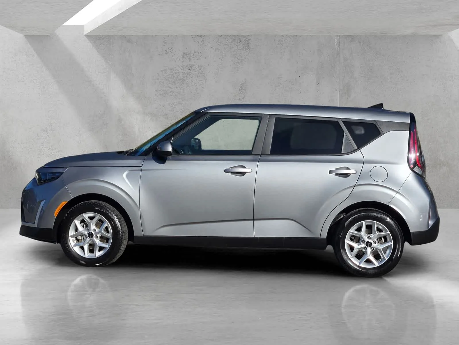 Used 2025  Kia LX image 7