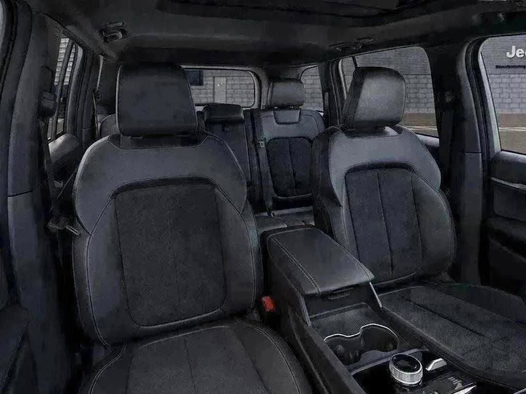New 2026 Silver Zynith Exterior Paint Jeep Altitude image 28
